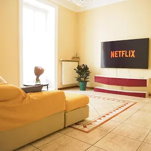 Wonderful Downtown Apartment-hd Netflix, King-size Bed, Two Minutes' Walk From Metro Apartment